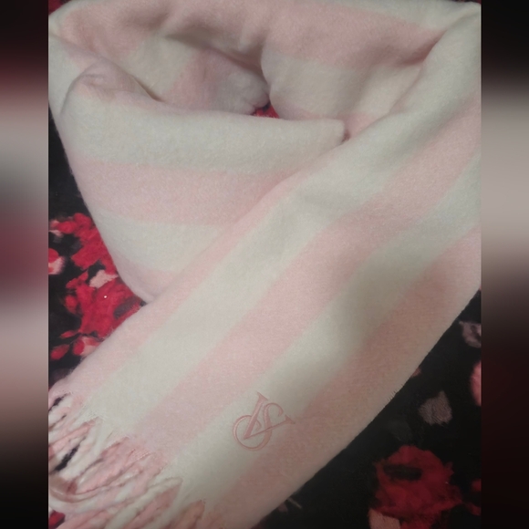 Victoria's Secret Cozy Blanket Scarf NWT - Picture 7 of 11